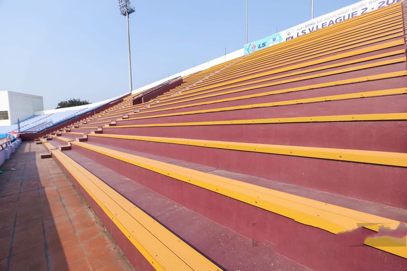 Các khán đài đều được phủ một lớp sơn mới (ảnh: báo Thanh Niên)