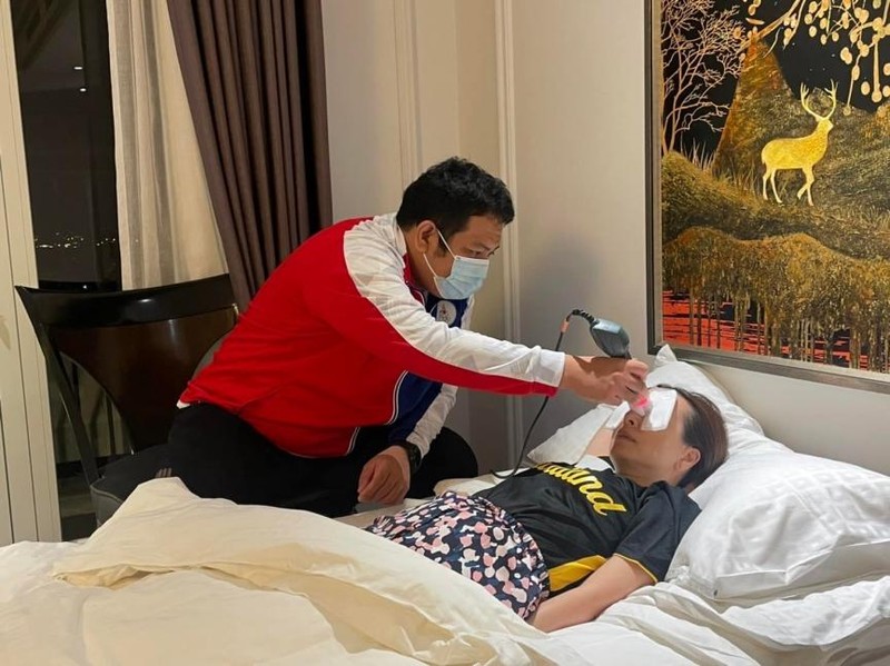 Đội ngũ y tế kiểm tra cho bà Madam Pang Đội ngũ y tế kiểm tra cho bà Madam Pang