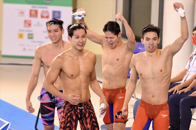 Niềm hạnh phúc của 4 thành viên khi giành HCV, đồng thời phá kỷ lục SEA Games với thành tích 7 phút 16 giây 31. Kỷ lục cũ là 7 phút 17 giây 88 do tuyển Singapore thiết lập tại SEA Games 2019. Niềm hạnh phúc của 4 thành viên khi giành HCV, đồng thời phá kỷ lục SEA Games với thành tích 7 phút 16 giây 31. Kỷ lục cũ là 7 phút 17 giây 88 do tuyển Singapore thiết lập tại SEA Games 2019.