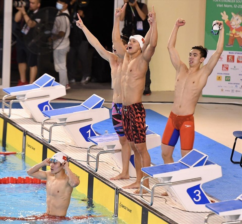 Khoảnh khắc Quý Phước, Kim Sơn cùng Huy Hoàng dậy sóng cánh tay, hô hào khán giả tại Cung thể thao dưới nước cùng cổ vũ cho đồng đội thi cuối là Trần Hưng Nguyên của đội Việt Nam. Khoảnh khắc Quý Phước, Kim Sơn cùng Huy Hoàng dậy sóng cánh tay, hô hào khán giả tại Cung thể thao dưới nước cùng cổ vũ cho đồng đội thi cuối là Trần Hưng Nguyên của đội Việt Nam.