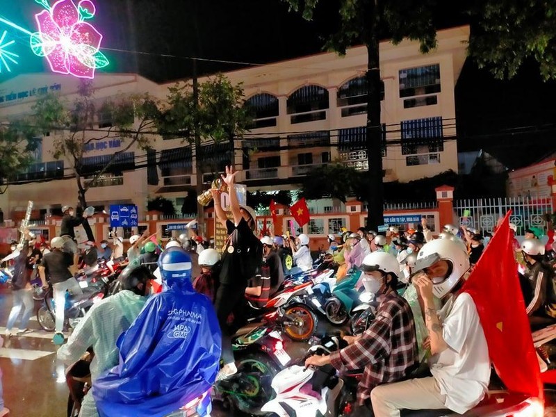 Người dân Cần Thơ &quot;đội mưa&quot; đi bão, hò hét mừng U23 Việt Nam thắng trận chung kết SEA Games 31.