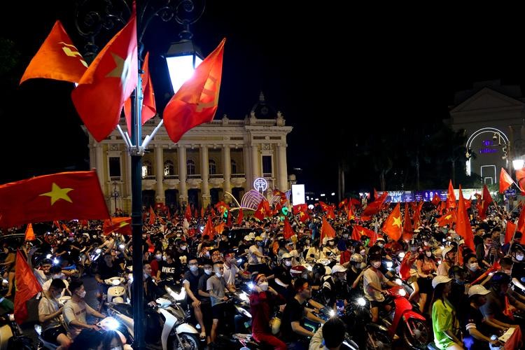 Thủ đô Hà Nội có một đêm không ngủ , rất đông người dân đổ ra đường ăn mừng. Các tuyến phố chính đông nghịt NHM ăn mừng hô vang &quot;Việt Nam vô địch&quot;