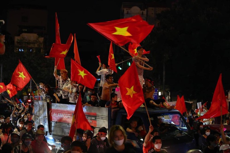 Cờ đỏ sao vàng tung bay khắp phố phường Hà Nội