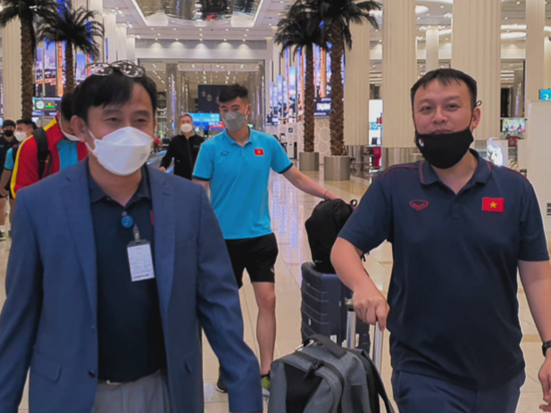 Ông Nguyễn Văn Tuấn, Bí thư thứ nhất Đại sứ quán Việt Nam tại UAE (trái) trực tiếp ra sân bay đón và hỗ trợ đội tuyển U23 Việt Nam Ông Nguyễn Văn Tuấn, Bí thư thứ nhất Đại sứ quán Việt Nam tại UAE (trái) trực tiếp ra sân bay đón và hỗ trợ đội tuyển U23 Việt Nam