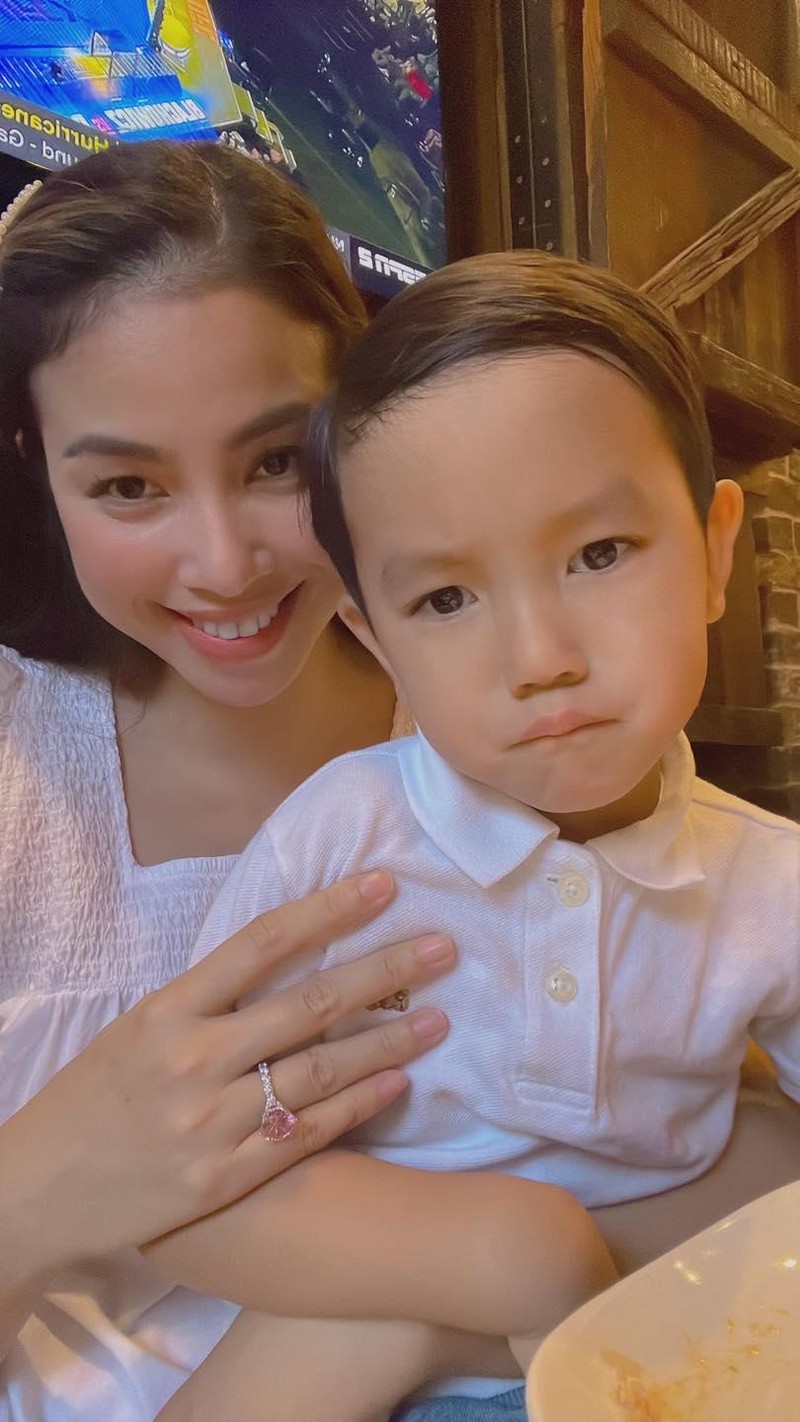 Nàng hậu hiện có cuộc sống viên mãn bên chồng cùng 2 con trai sau khi quyết định rút lui khỏi Vbiz để sang Mỹ định cư Nàng hậu hiện có cuộc sống viên mãn bên chồng cùng 2 con trai sau khi quyết định rút lui khỏi Vbiz để sang Mỹ định cư