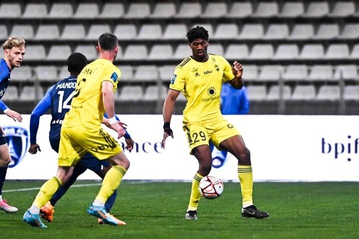 Pau FC (áo vàng) hiện thi đấu ở giải hạng hai Pháp (Ligue 2). Pau FC (áo vàng) hiện thi đấu ở giải hạng hai Pháp (Ligue 2).