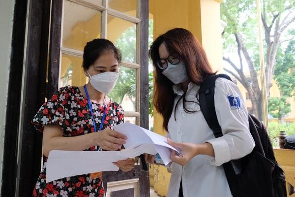 Kiểm tra thẻ CCCD, giấy báo dự thi trước khi vào phòng nghe quy chế thi, điểm thi THPT Phan Đình Phùng, Hà Nội. Ảnh: Tuổi trẻ Kiểm tra thẻ CCCD, giấy báo dự thi trước khi vào phòng nghe quy chế thi, điểm thi THPT Phan Đình Phùng, Hà Nội. Ảnh: Tuổi trẻ