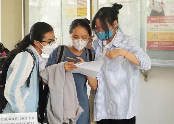 Thí sinh tại điểm thi trường THPT chuyên Nguyễn Bỉnh Khiêm (Quảng Nam) trao đổi trước khi vào phòng làm thủ tục dự thi Thí sinh tại điểm thi trường THPT chuyên Nguyễn Bỉnh Khiêm (Quảng Nam) trao đổi trước khi vào phòng làm thủ tục dự thi