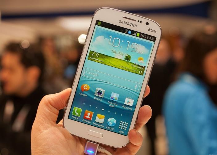 Chiếc điện thoại này là một mẫu Samsung Grand Duos ra mắt năm 2013. (Ảnh: CNET)