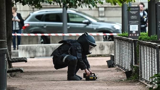 Chuyên gia tháo gỡ bom mìn có mặt tại hiện trường vụ nổ (Ảnh: AFP) Chuyên gia tháo gỡ bom mìn có mặt tại hiện trường vụ nổ (Ảnh: AFP)