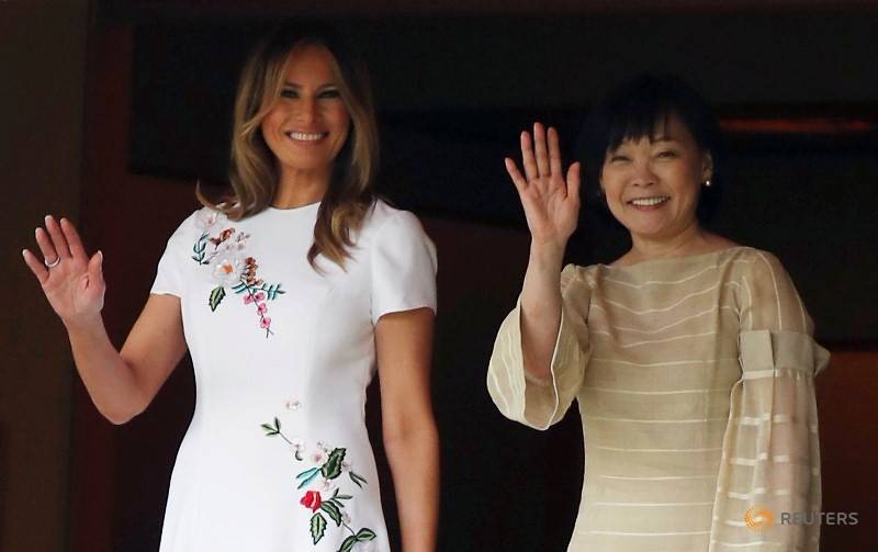 Hai Đệ nhất phu nhân Melaniea Trump và Akie Abe cùng đi thăm hồ cá Koi ở Tokyo (Ảnh: Reuters) Hai Đệ nhất phu nhân Melaniea Trump và Akie Abe cùng đi thăm hồ cái koi ở Tokyo (Ảnh: Reuters)