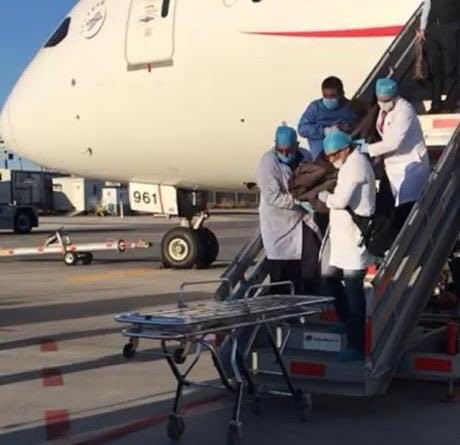 Thi thể hành khách người Nhật được di chuyển ra xe chuyên dụng (Ảnh: Guardian)