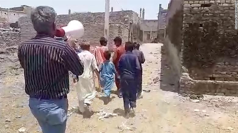 Một nhà hoạt động tuyên truyền cho người dân không sử dụng chung ống tiêm (Ảnh: CNN)