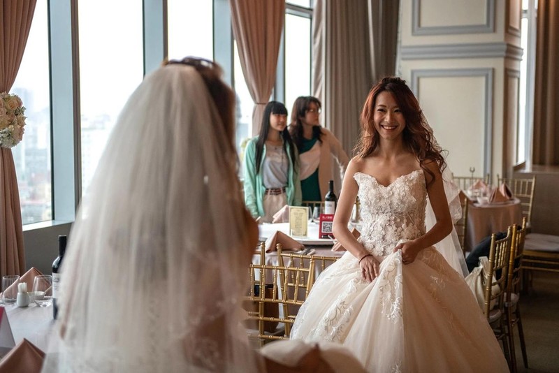 Amber (phải) trìu mến nhìn đối tác của mình Huan Huan trong lúc đang chuẩn bị cử hành lễ cưới hôm 18/5 (Ảnh: Getty) Amber (phải) trìu mến nhìn đối tác của mình Huan Huan trong lúc đang chuẩn bị cử hành lễ cưới hôm 18/5 (Ảnh: Getty)