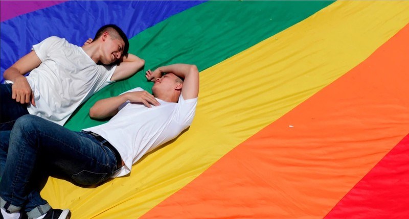 Một cặp đôi mới cưới nằm trên lá cờ cầu vồng trong ngày đầu tiên được đăng ký kết hôn đồng tính ở Đài Bắc hôm 24/5 (Ảnh: EPA) Một cặp đôi mới cưới nằm trên lá cờ cầu vồng trong ngày đầu tiên được đăng ký kết hôn đồng tính ở Đài Bắc hôm 24/5 (Ảnh: EPA)