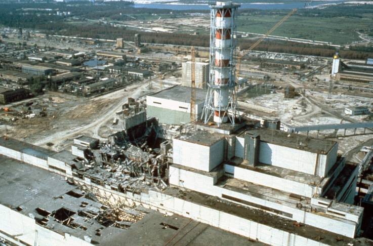 Nhà máy điện hạt nhân Chernobyl một vài tuần sau vụ nổ (Ảnh: Newsweek)