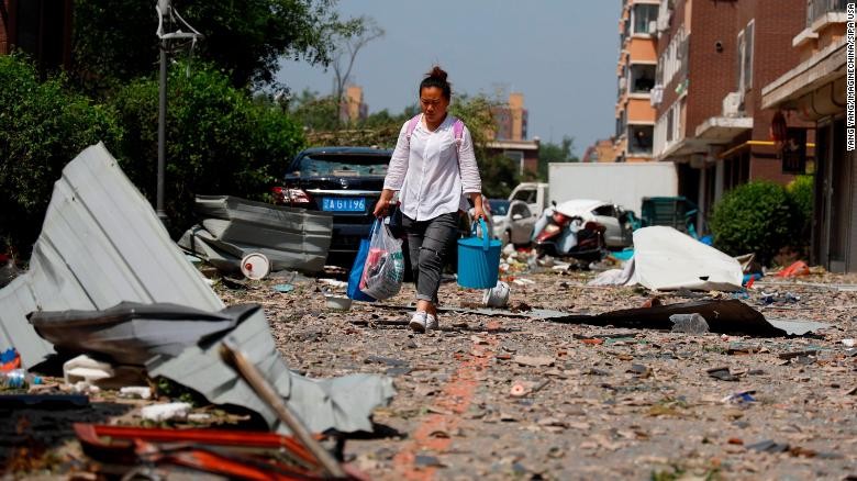 Một người dân đi qua đống hoang tàn sau trận lốc xoáy (Ảnh: CNN) Một người dân đi qua đống hoang tàn sau trận lốc xoáy (Ảnh: CNN)