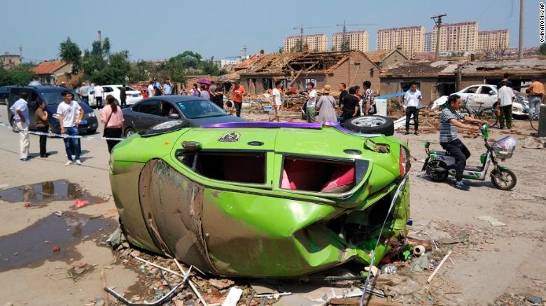 Một chiếc xe hơi bị quật đổ do lốc xoáy (Ảnh: CNN) Một chiếc xe hơi bị quật đổ do lốc xoáy (Ảnh: CNN)