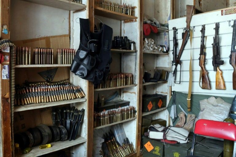Nhiều cửa hàng bán đồ thủ công chuyển thành cửa hàng súng đạn (Ảnh: AFP) Nhiều cửa hàng bán đồ thủ công chuyển thành cửa hàng súng đạn (Ảnh: AFP)