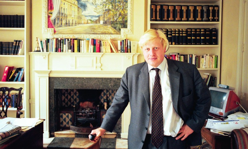 Boris Johnson tại văn phòng làm việc của tờ Spectator (Ảnh: Guardian) Boris Johnson tại văn phòng làm việc của tờ Spectator (Ảnh: Guardian)