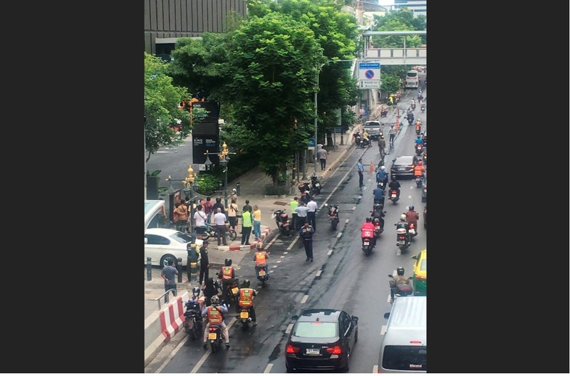 Đám đông người hiếu kỳ tập trung tại hiện trường một vụ nổ (Ảnh: Reuters)