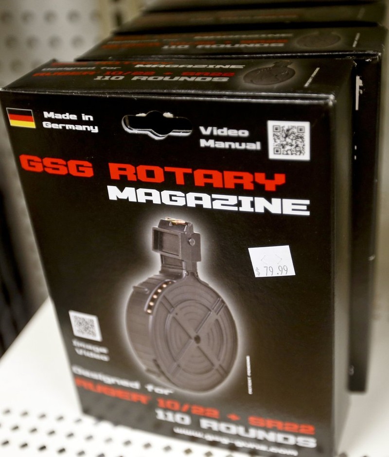 Những băng đạn mở rộng kiểu này vẫn là thứ đồ hợp pháp ở Mỹ (Ảnh: AP)