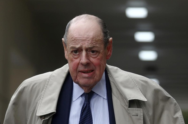 Ông Nicholas Soames, cháu của cố Thủ tướng Anh Winston Churchill, trên đường phố London hôm 3/9 (Ảnh: Reuters)