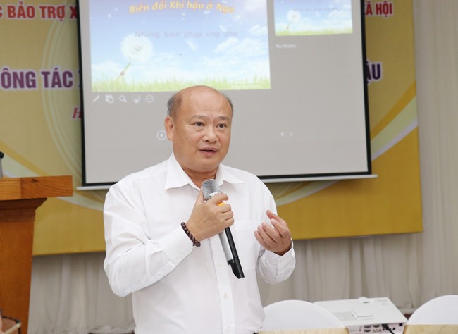 TS. Trần Ngọc Diễn, Tổng Biên tập Tạp chí Lao động và Xã hội, điều hành hội thảo (Ảnh: Khánh Duy)