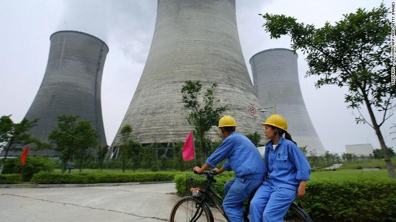 Công nhân làm việc tại một nhà máy điện hạt nhân ở Quảng An, Tứ Xuyên, Trung Quốc (Ảnh: CNN)
