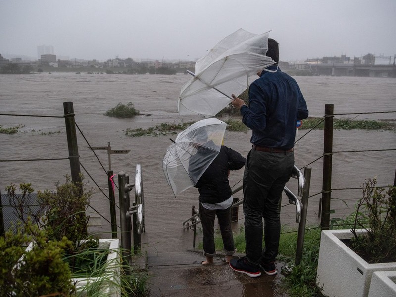Nhiều khu vực lân cận thủ đô Tokyo bị ngập lụt do lượng mưa lớn mà cơn bão kéo theo (Ảnh: AP) Nhiều khu vực lân cận thủ đô Tokyo bị ngập lụt do lượng mưa lớn mà cơn bão kéo theo (Ảnh: AP)