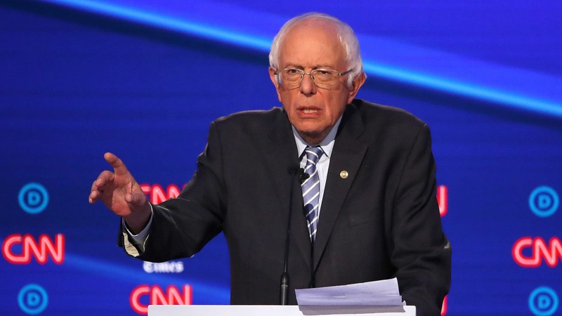 Ông Sanders bỗng dưng nhận được tin vui vào cuối buổi tranh luận (Ảnh: FT)