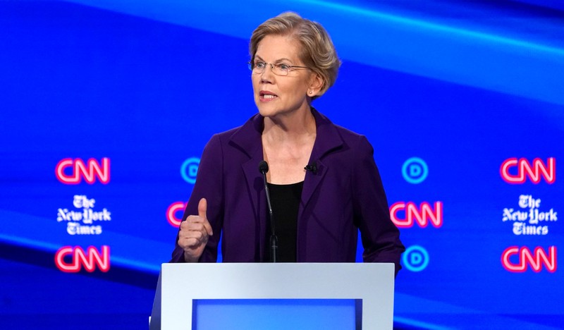 Bà Warren trở thành mục tiêu hứng đòn công kích của các ứng viên còn lại (Ảnh: NBC)