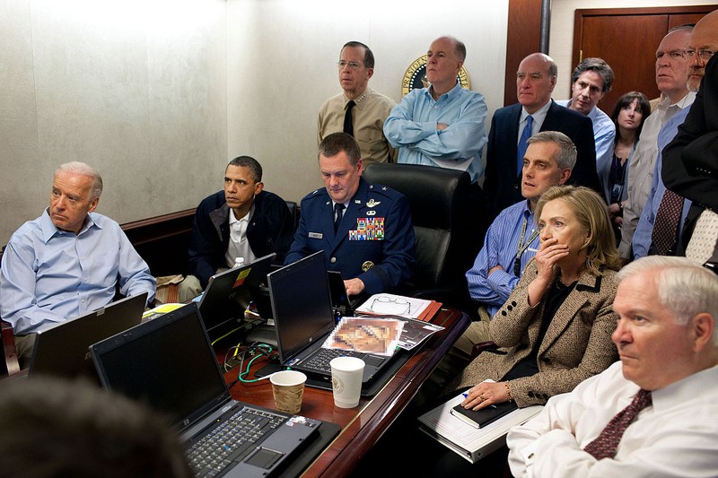 Bức ảnh chụp ông Obama cùng các lãnh đạo cấp cao theo dõi cuộc đột kích trùm khủng bố Osama bin Laden trong Phòng Tình huống năm 2011 (Ảnh: Newsweek) Bức ảnh chụp ông Obama cùng các lãnh đạo cấp cao theo dõi cuộc đột kích trùm khủng bố Osama bin Laden trong Phòng Tình huống năm 2011 (Ảnh: Newsweek)