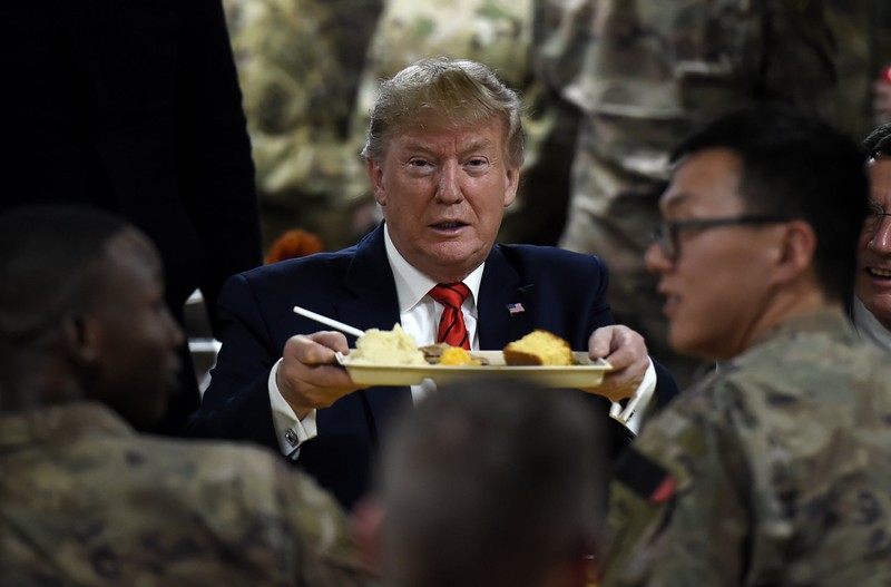 Tổng thống Trump nhận suất ăn của mình tại căn cứ không quân Bagram, Afghanistan (Ảnh: Independent) Tổng thống Trump nhận suất ăn của mình tại căn cứ không quân Bagram, Afghanistan (Ảnh: Independent)
