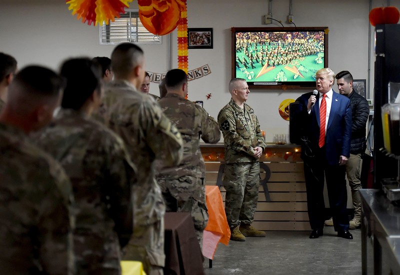 Ông Trump có bài phát biểu ngắn, đằng sau là hình ảnh lễ diễu hành được truyền hình trực tiếp từ New York (Ảnh: NBC) Ông Trump có bài phát biểu ngắn, đằng sau là hình ảnh lễ diễu hành được truyền hình trực tiếp từ New York (Ảnh: NBC)