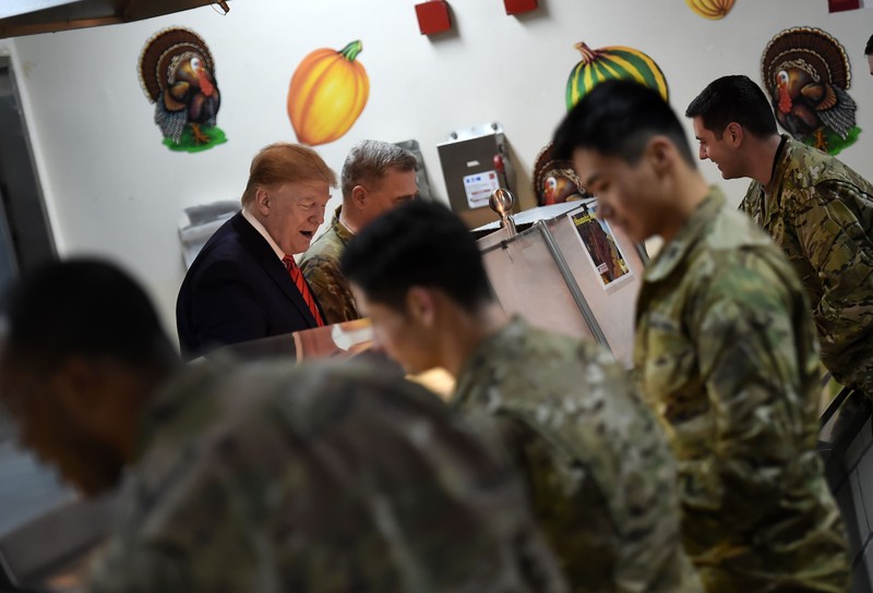 Ông Trump lựa chọn món ăn trước khi ngồi vào bàn dùng bữa tối (Ảnh: TheStar) Ông Trump lựa chọn món ăn trước khi ngồi vào bàn dùng bữa tối (Ảnh: TheStar)