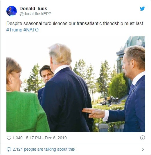 Cựu Chủ tịch Hội đồng châu Âu đăng ảnh “ngắm bắn” sau lưng ông Trump  ảnh 1 Đoạn tweet mà ông Tusk đăng tải kèm bình luận trên tài khoản chính thức của ông (Ảnh: Twitter)