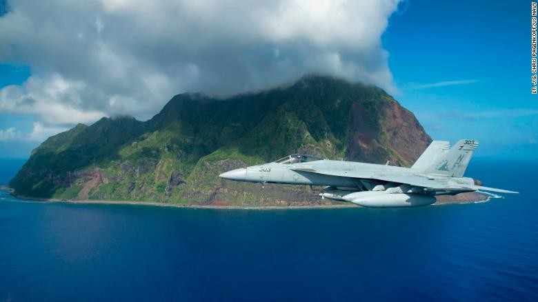 Một chiếc F/A-18E Super Hornet của Mỹ bay qua đảo Bắc Iwo Jima năm 2016 (Ảnh: CNN)