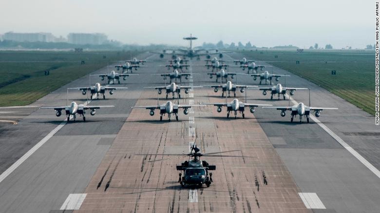 Máy bay quân sự Mỹ diễn tập tại căn cứ không quân Kadena ở Okinawa năm 2017 (Ảnh: CNN)