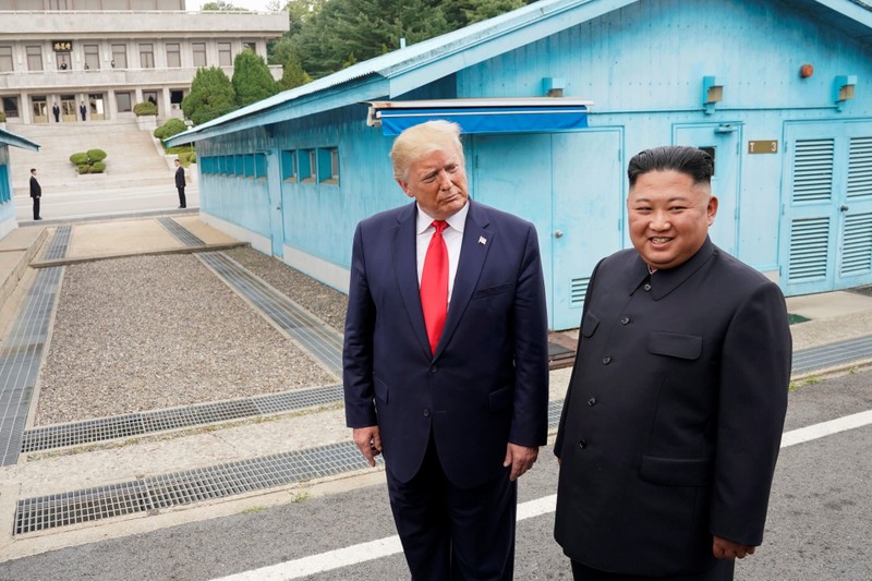 Tổng thống Trump có cuộc gặp với Chủ tịch Kim tại khu phi quân sự (DMZ) ngày 30/6/2019 (Ảnh: CNBC)