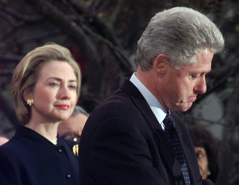 Tổng thống Bill Clinton thể hiện sự hối hận sâu sắc sau khi Ủy ban Tư pháp Hạ viện thông qua điều khoản luận tội ông (Ảnh: AFP) Tổng thống Bill Clinton thể hiện sự hối hận sâu sắc sau khi Ủy ban Tư pháp Hạ viện thông qua điều khoản luận tội ông (Ảnh: AFP)