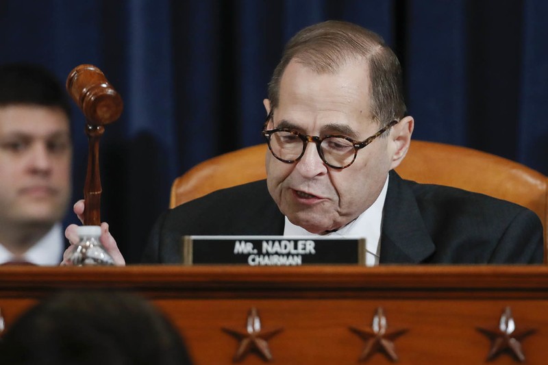 Chủ tịch Ủy ban Tư pháp Hạ viện Jerry Nadler tuyên bố thông qua 2 điều khoản luận tội Trump (Ảnh: Politico) Chủ tịch Ủy ban Tư pháp Hạ viện Jerry Nadler tuyên bố thông qua 2 điều khoản luận tội Trump (Ảnh: Politico)