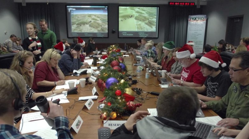 Bên trong bộ phận theo dõi ông già Noel của NORAD (Ảnh: Reuters)