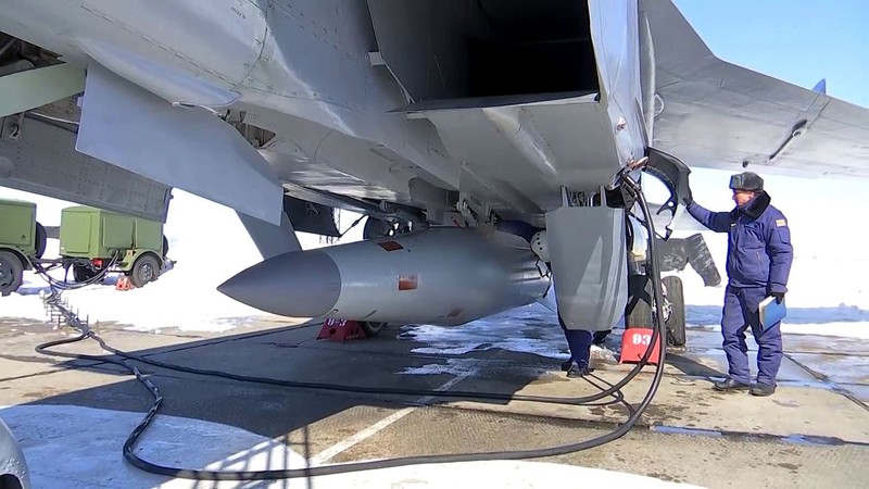 Tên lửa siêu thanh Kinzhal được trang bị trên chiến đấu cơ MiG-31 của Nga (Ảnh: RT) Tên lửa siêu thanh Kinzhal được trang bị trên chiến đấu cơ MiG-31 của Nga (Ảnh: RT)