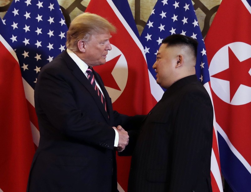 Tổng thống Mỹ Donald Trump bắt tay Chủ tịch Triều Tiên Kim Jong-un tại Hội nghị thượng đỉnh Mỹ-Triều tổ chức tại Hà Nội (Ảnh: CNBC) Tổng thống Mỹ Donald Trump bắt tay Chủ tịch Triều Tiên Kim Jong-un tại Hội nghị thượng đỉnh Mỹ-Triều tổ chức tại Hà Nội (Ảnh: CNBC)