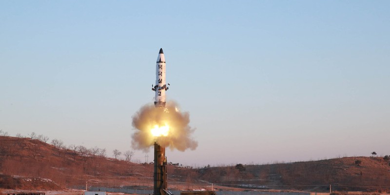 Một vụ thử tên lửa KN-15 mà Triều Tiên thực hiện (Ảnh: Getty) Một vụ thử tên lửa KN-15 mà Triều Tiên thực hiện (Ảnh: Getty)