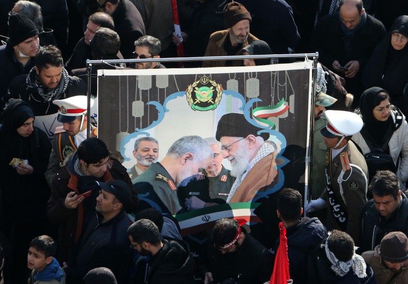 Người dân Iran giơ cao tấm ảnh lớn có hình Lãnh tụ tối cao Khamenei và tướng Qasem Soleimani (Ảnh: CNN) Người dân Iran giơ cao tấm ảnh lớn có hình Lãnh tụ tối cao Khamenei và tướng Qasem Soleimani (Ảnh: CNN)