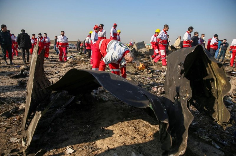 Các nhân viên cơ quan chức năng tại hiện trường vụ máy bay rơi ở Iran (Ảnh: Reuters)