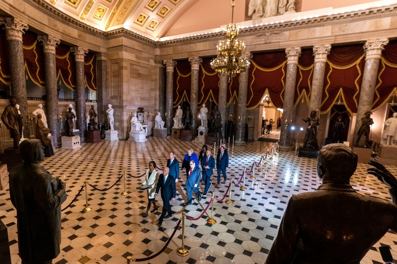 Các điều khoản luận tội được chuyển tới Thượng viện (Ảnh: Guardian)