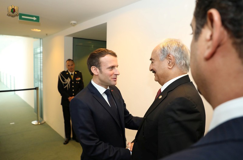 Tổng thống Pháp Emmanuel Macron bắt tay tướng Khalifa Haftar trước khi hội nghị Berlin bắt đầu (Ảnh: RT) Tổng thống Pháp Emmanuel Macron bắt tay tướng Khalifa Haftar trước khi hội nghị Berlin bắt đầu (Ảnh: RT)